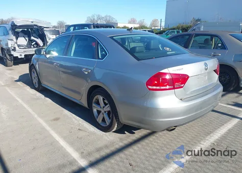 2013 Volkswagen Passat 2.5L Se z USA, uszkodzony, nr VIN 1VWBP7A32DC097399